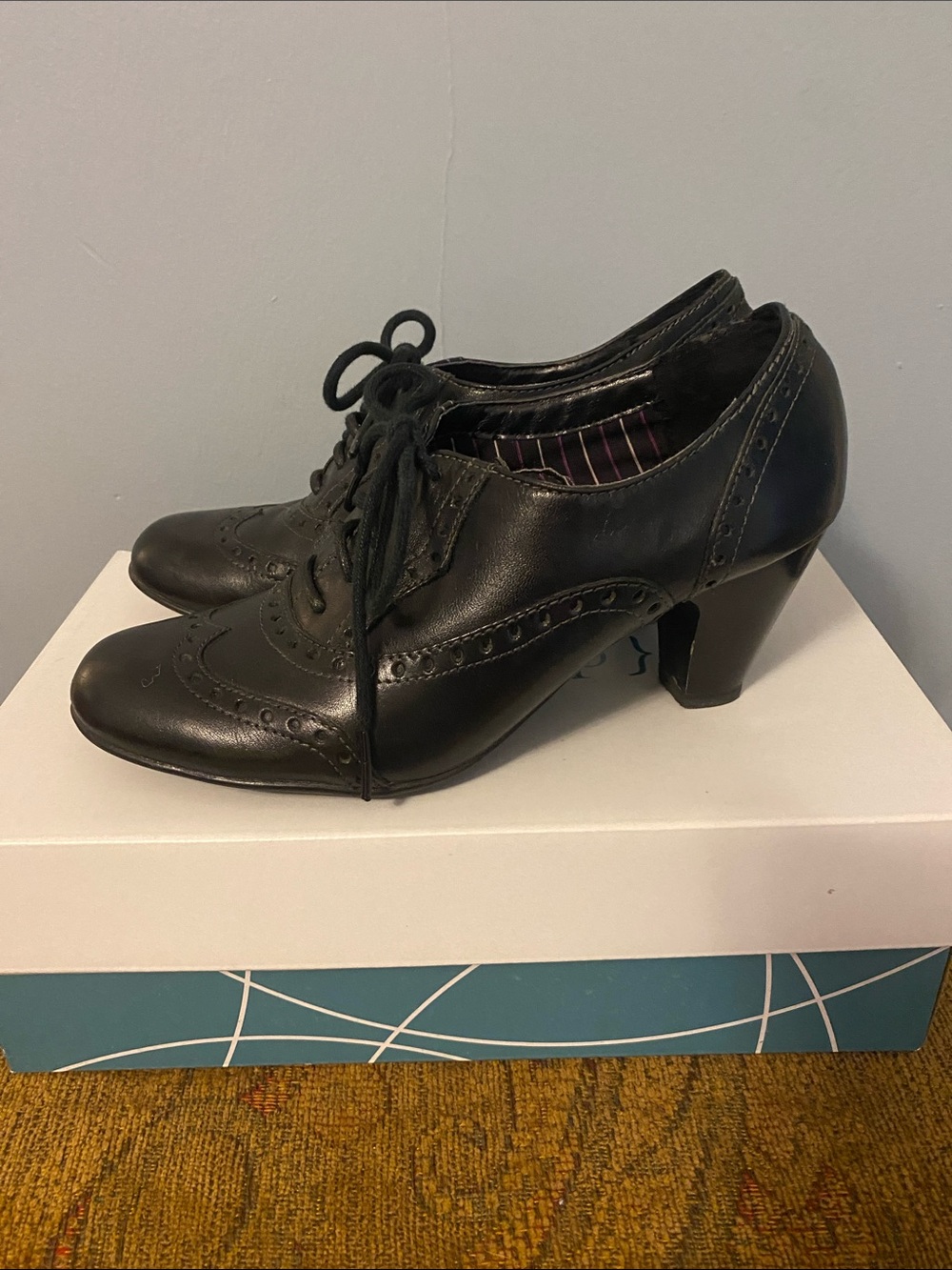 Classic Black Leather Lace-Up Heeled Oxfords
